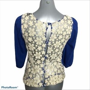 𝅺💥💥 SALE! 5 / $25 💥💥
Jennifer Lopez blue blouse